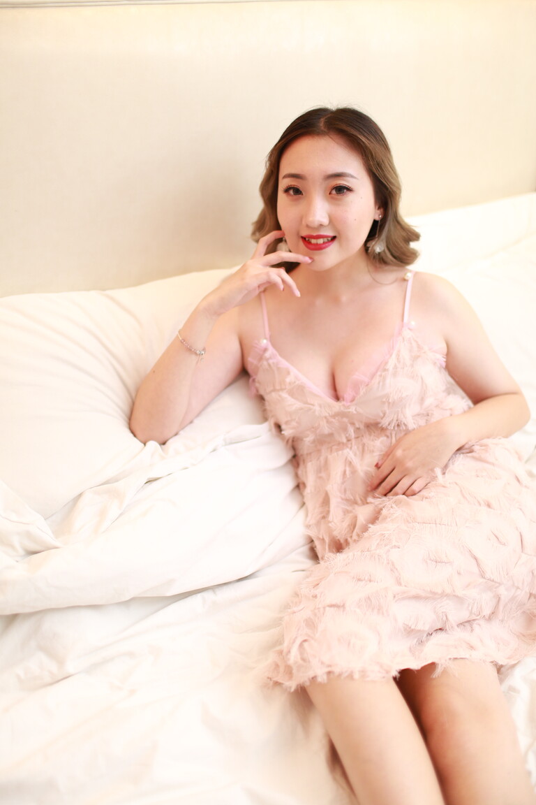 Li Jin Yi russian bridesmaid
